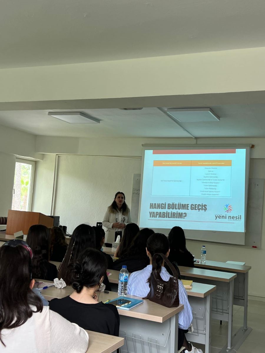 Dalaman Meslek Yüksekokulu'nda, önlisans öğrencilerini lisans programlarına hazırlamak amacıyla Dikey Geçiş Sınavı (DGS) hakkında bilgilendirme semineri düzenlendi.  Seminer, 22 Nisan 2025 Salı günü, Rehber Öğretmen Hale Çetin tarafından gerçekleştirildi. Seminerde, sınavın kapsamı, başvuru süreci, puanlama sistemi, tercih dönemi ve çalışma yöntemleri gibi pek çok konu ele alındı. Öğrenciler seminer boyunca hem sorularını sorma fırsatı buldu hem de sınav sürecine dair motivasyon kazandı.